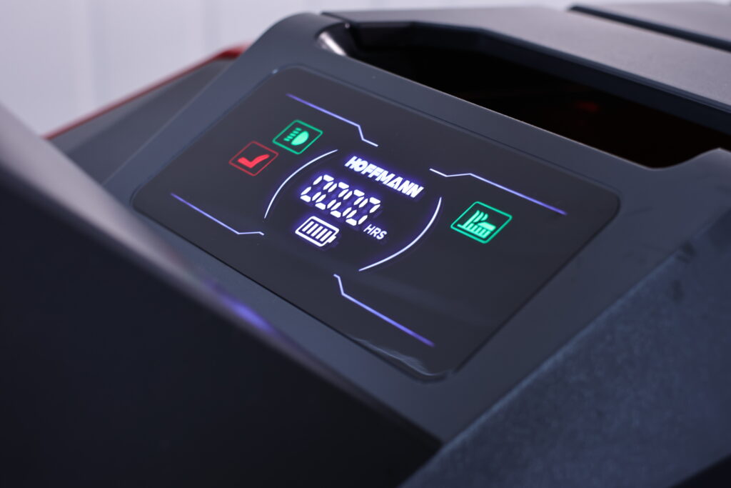 Hoffmann T98 SM fűnyíró traktor modern digitális kijelzője és kezelőpanelje
